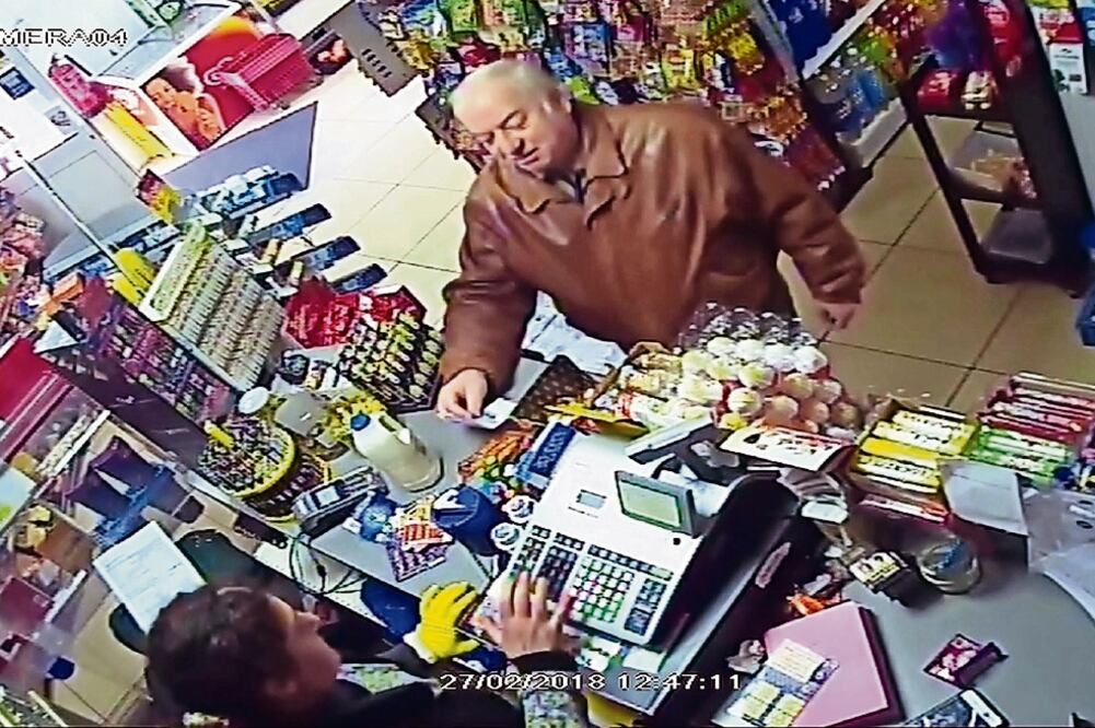 Pesquisa. Imagen de video donde se ve al ex espía en una tienda en Salisbury, cinco días antes de ser envenenado. (AP)
