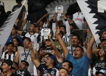 Afición de Rayados le canta a los Tigres