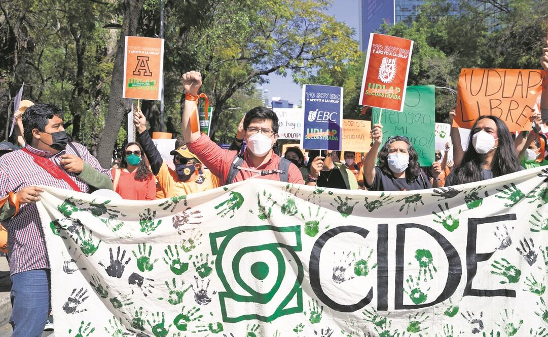 Comunidad del CIDE y estudiantes de la UDLAP marcharon ayer sobre Paseo de la Reforma. Foto: Germán Espinosa/ EL UNIVERSAL