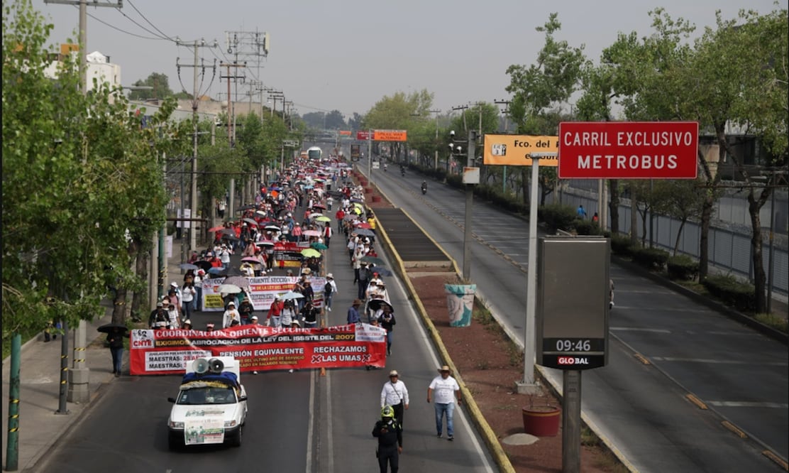 Maestros de la CNTE acuden a manifestarse a las inmediaciones de la Terminal 2 del Aeropuerto Internacional de la Ciudad de México, el 23 de mayo de 2025. Foto: Carlos Mejía/EL UNIVERSAL