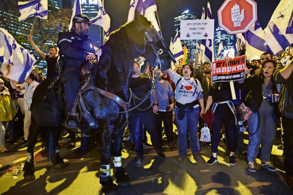 Personas en Tel Aviv se manifiestan en contra de la controvertida reforma al sistema de justicia que impulsa el gobierno de Benjamín Netanyahu. Foto: AFP