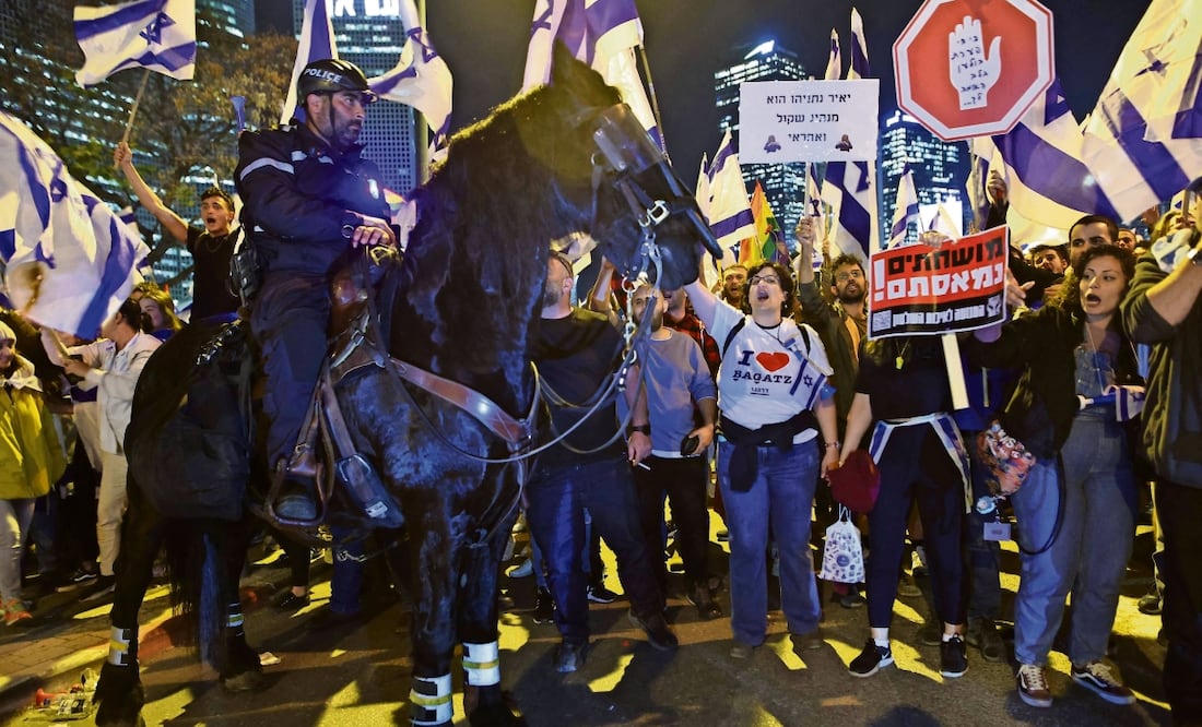 Personas en Tel Aviv se manifiestan en contra de la controvertida reforma al sistema de justicia que impulsa el gobierno de Benjamín Netanyahu. Foto: AFP