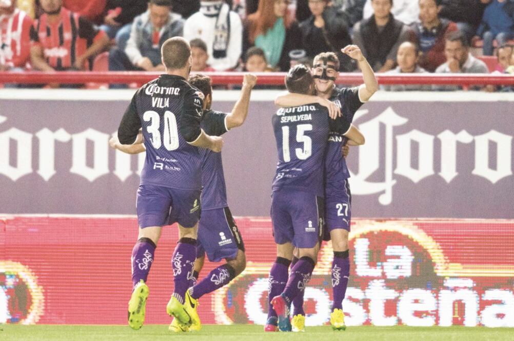 Mier (der.) hizo el segundo, ventaja que ya no perdió el Querétaro (LUIS LICONA. JAM MEDIA)