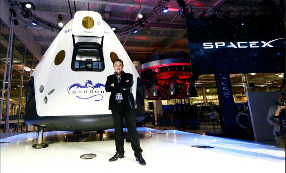 SpaceX se dedica a desarrollar y producir cohetes espaciales, con énfasis en la reducción de costos y alta fiabilidad