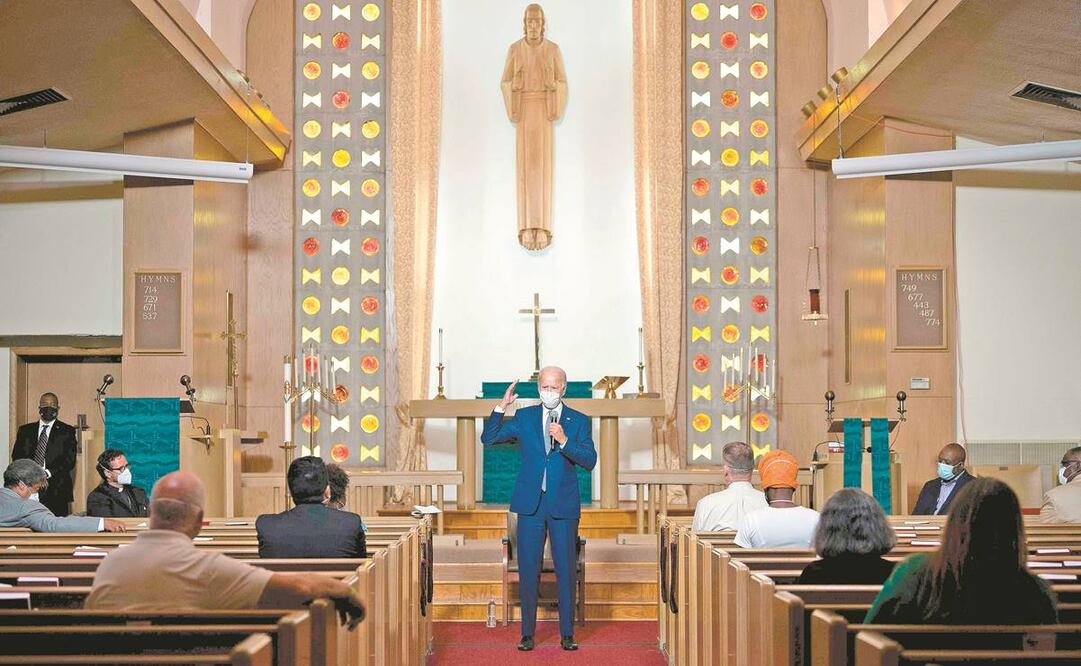 El candidato demócrata Joe Biden habló ayer con un grupo diverso de líderes de la comunidad, en una iglesia en Kenosha, Wisconsin. Foto: JIM WATSON. AFP
