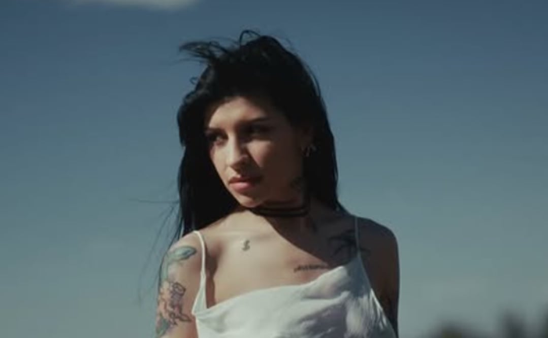 Cazzu en su nuevo video "La cueva", donde habla de su truene con Christian Nodal, padre de su hija Inti.