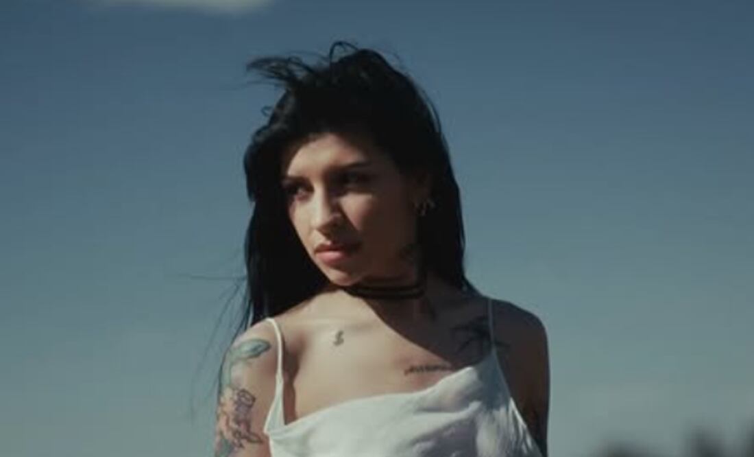 Cazzu en su nuevo video "La cueva", donde habla de su truene con Christian Nodal, padre de su hija Inti.