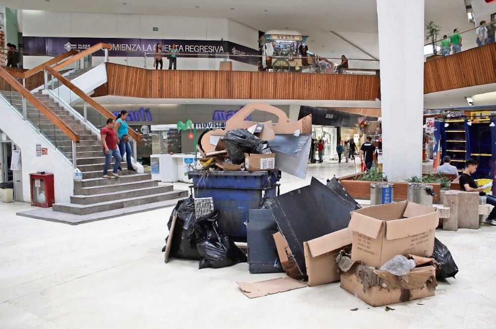 Debido a la lluvia del pasado domingo, en el centro comercial Plaza Patria se inundaron 25 locales, 168 vehículos y un paso a desnivel. (ALBERTO MENDOZA. EL UNIVERSAL)