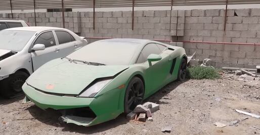 Por qué hay superautos abandonados en el desierto de Dubai y qué hacen con ellos