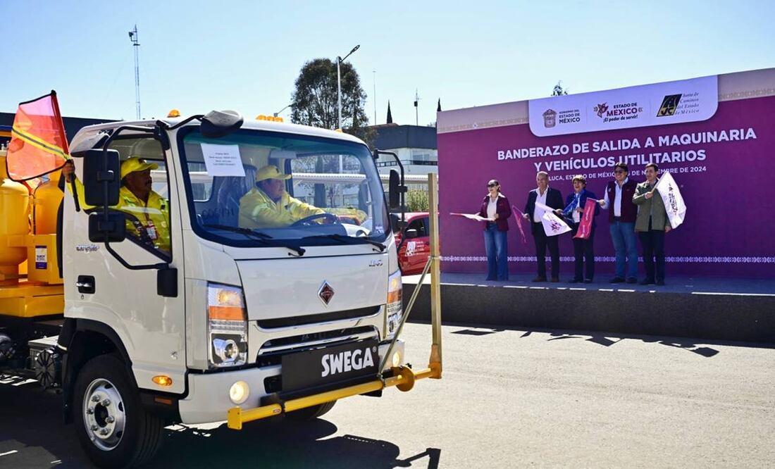 Delfina Gómez, gobernadora del Estado de México, da banderazo de salida a maquinaria y vehículos utilitarios 26 de noviembre de 2024 / Foto: Especial