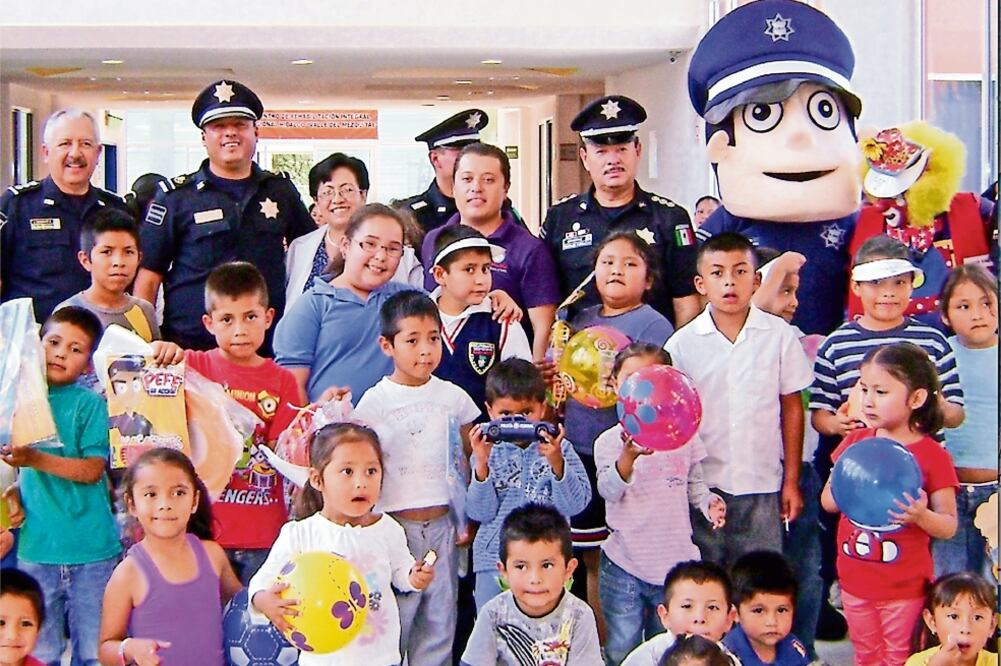 La Policía Federal es una de las dependencias que más dinero ha desembolsado para la celebración del 30 abril, ya que en los últimos cuatro años ha empleado más 38 millones de pesos en juguetes, comida y espectáculos. (ARCHIVO EL UNIVERSAL)