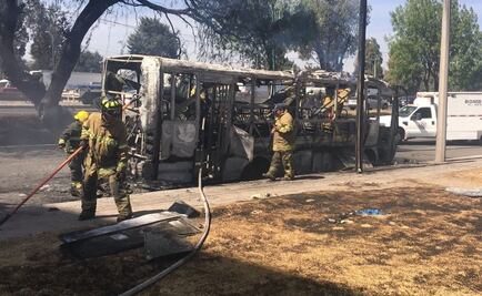 Controlan incendio de autobús en autopista México-Querétaro