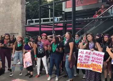 Colectivos feministas comienzan a congregarse en Glorieta de Insurgentes