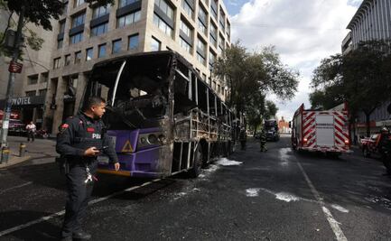 Se incendia camión de transporte público en inmediaciones del Metro Pino Suárez; no hay heridos