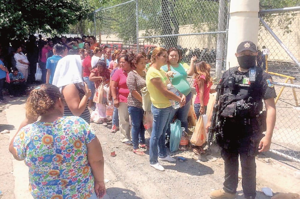 Luego de más de 50 horas desde que ocurrió la fuga de 29 reos, ayer se reanudaron las visitas. (FOTOS: ESPECIAL)