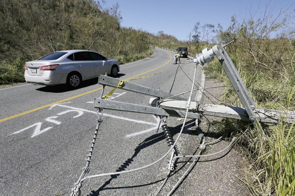 Varios postes de luz cayeron sobre la carretera de Puerto Vallarta a Manzanil lo, a la altura de Cabo Corrientes, en Jalisco (HENRY ROMERO. REUTERS)