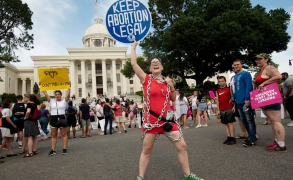 “Con ley anti aborto, me hubiera suicidado”: víctima de violación en Alabama
