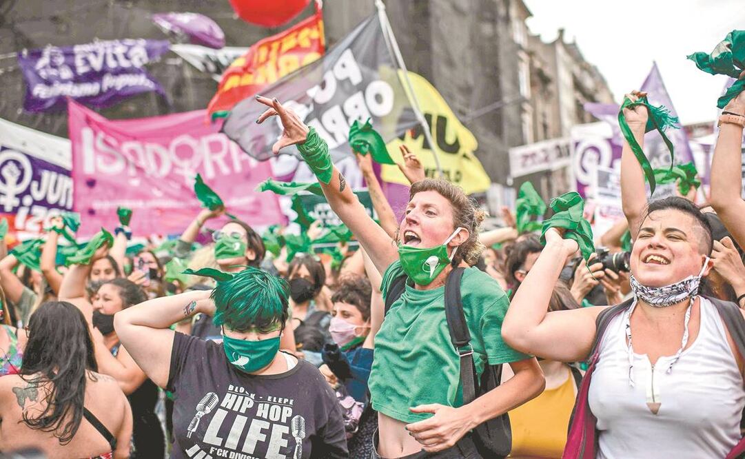 El jueves, manifestantes se presentaron afuera del congreso argentino en Buenos Aires, donde se discutía la iniciativa que plantea acceder legalmente a la interrupción voluntaria del embarazo hasta la semana 14 de gestación. Foto: Ronaldo Schemidt. AFP