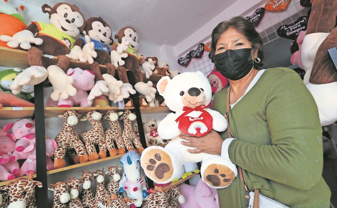 Productores aseguran que los osos de peluche son los más buscados el 14 de febrero, aunque también elaboran otros modelos. Foto: Jorge Alvarado/ EL UNIVERSAL.