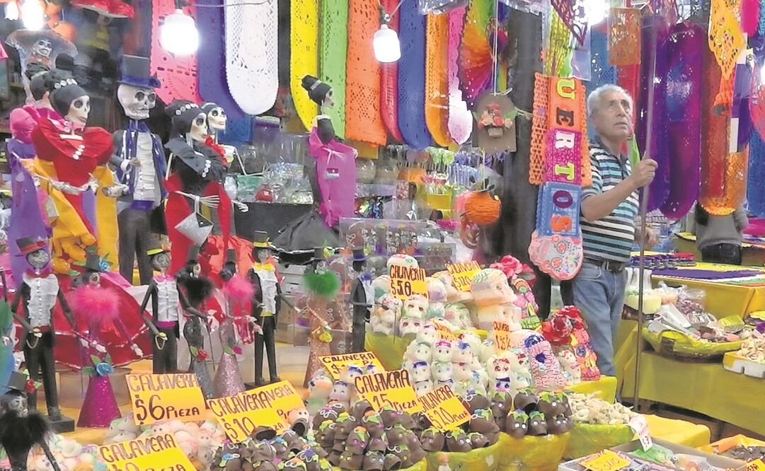En el mercado de Jamaica se constataron los precios del cempasúchil, el piloncillo, las calaveritas y el papel picado. Foto: Diego Prado/EL UNIVERSAL