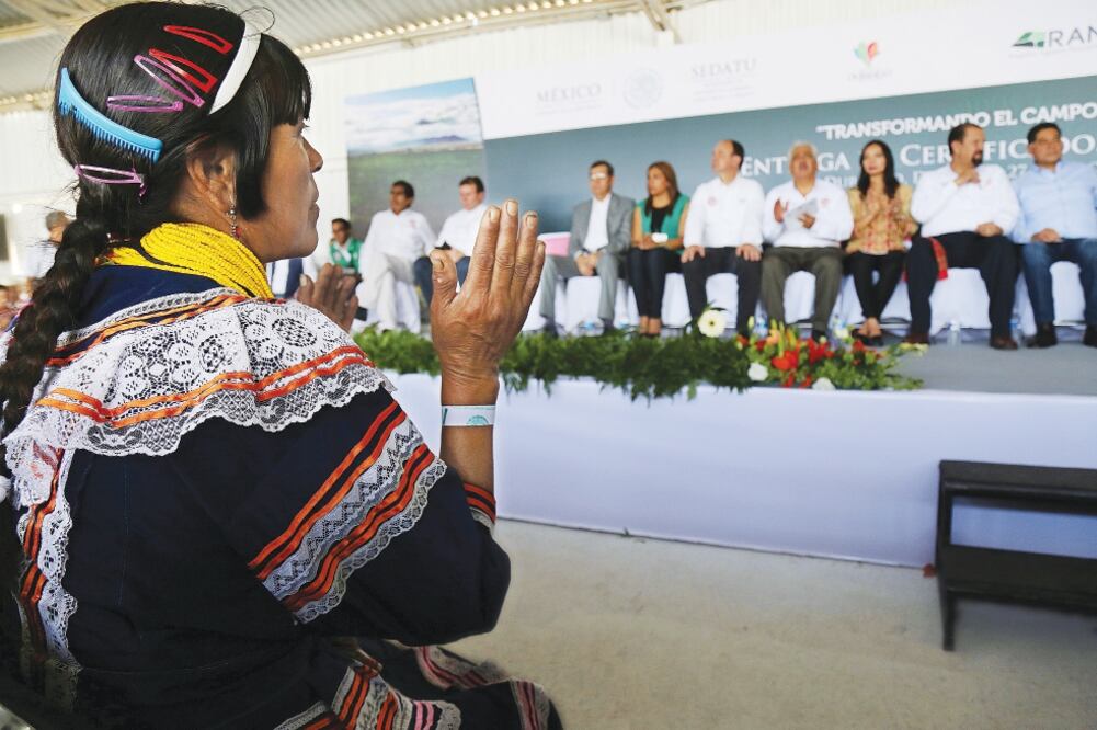 El líder de la CNC, Manuel Cota Jiménez, y el gobernador de Durango, Jorge Herrera Caldera, entregaron certificados parcelarios (JUAN CARLOS REYES. EL UNIVERSAL)