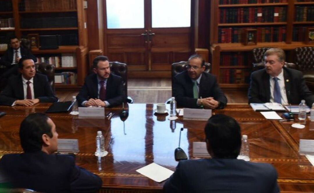 Ayer, el secretario de Gobernación, Alfonso Navarrete Prida, se reunió con gobernadores priístas (Foto: Twitter @navarreteprida)