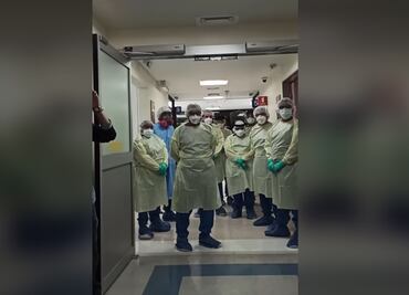 Curas acuden con batas y cubrebocas a dar absolución a enfermos de Covid-19