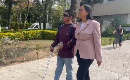 Conversa la secretaria de Bienestar, Ariadna Montiel, con un joven con debilidad visual