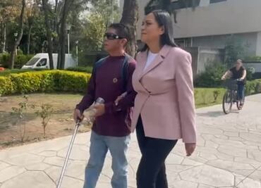 Conversa la secretaria de Bienestar, Ariadna Montiel, con un joven con debilidad visual