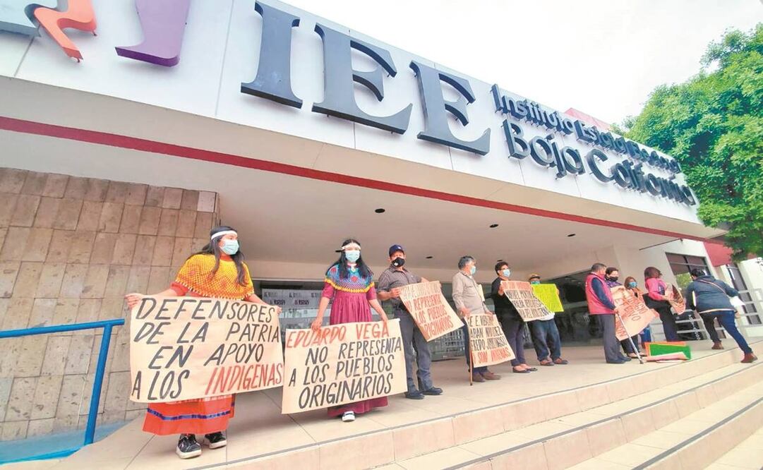 Se realizaron protestas ante en el Instituto Estatal Electoral para exigir que se respeten las diputaciones y regidurías indígenas y que sólo quienes pertenezcan a estos grupos puedan ocupar las postulaciones. Foto: Gabriela Martínez/ El Universal. 