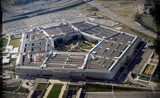 Pentágono reubica prensa fuera de su sede; juez declara inconstitucional restricción a periodistas