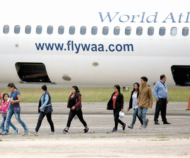 Guatemaltecos que fueron deportados de Estados Unidos llegan al Aeropuerto Internacional La Aurora, en la ciudad de Guatemala. MOISÉS CASTILLO. AP