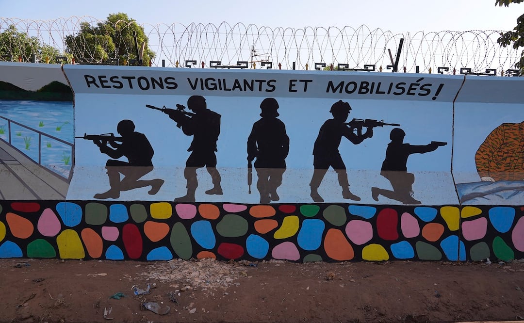 Burkina Faso se ha visto sacudida por la violencia vinculada a al-Qaida y al grupo Estado Islámico que ha matado a miles, pero algunos civiles dicen que tienen aún más miedo de Burkina Faso. Foto: AP