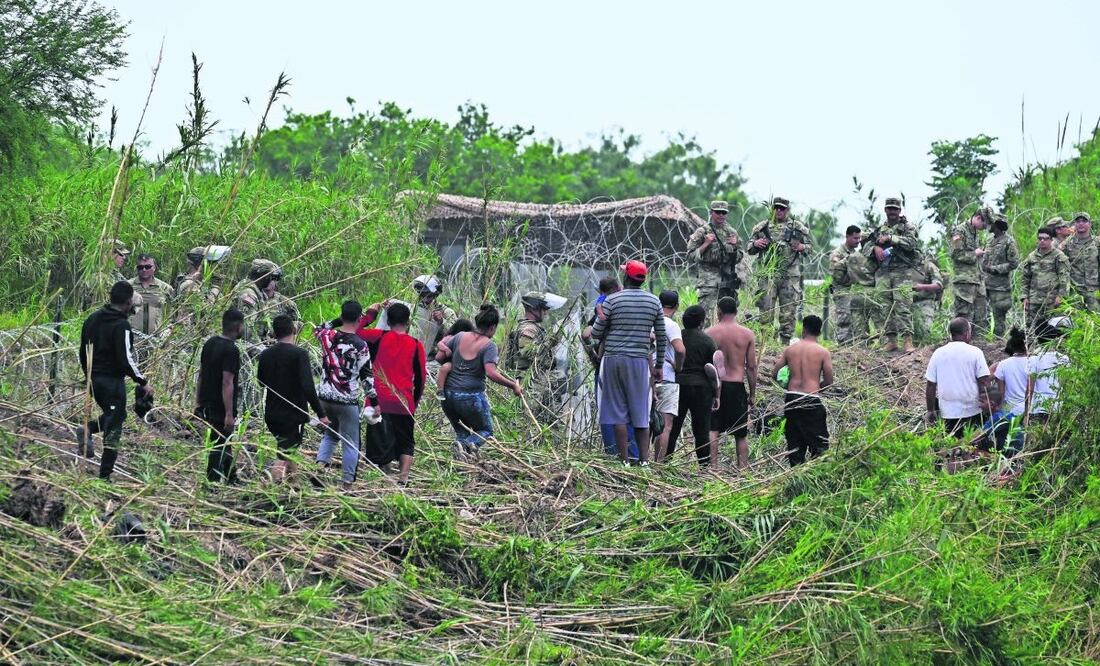 Indocumentados que cruzaron a Estados Unidos discuten con miembros de la Guardia Nacional luego de que se les negó la entrada al país, desde Matamoros, Foto: Alfredo Estrella / AFP