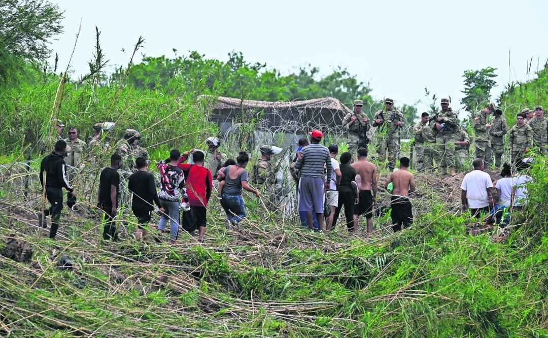 Indocumentados que cruzaron a Estados Unidos discuten con miembros de la Guardia Nacional luego de que se les negó la entrada al país, desde Matamoros, Foto: Alfredo Estrella / AFP