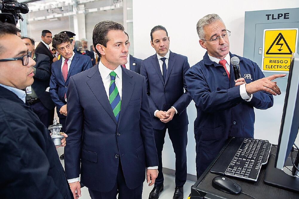 El presidente Enrique Peña Nieto entregó ayer los reconocimientos de la Academia Mexicana de Ciencias 2016 y 2017, y el Premio México de Ciencia y Tecnología. (PRESIDENCIA)