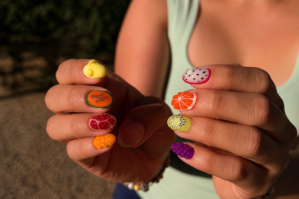 Sé la sensación del verano con estas uñas en diseños de frutas. Foto: Instagram @natnails_profesional