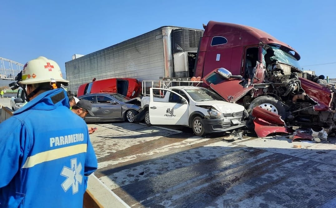 Foto: Especial/ Tráiler tras embestir a 12 vehículos en la autopista México-Cuernavaca