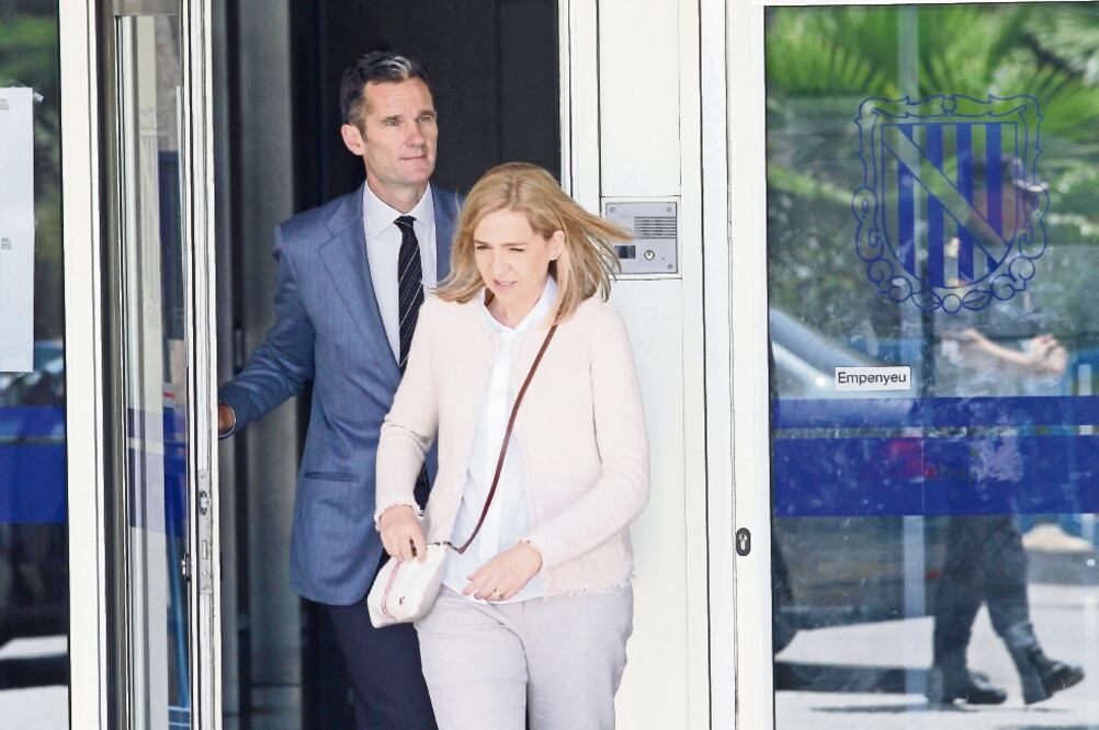 La infanta Cristina y su esposo salen del edificio de la ciudad de Palma de Mallorca, donde desde enero se celebra la vista oral por el caso Nóos (J. GRAPELLI. EFE)