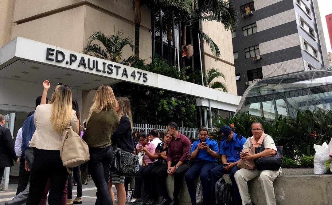 Personas evacúan los edificios ubicados junto a la avenida Paulista en Sao Paulo (Brasil) luego de un sismo que se registró al sureste de Bolivia (Foto: EFE)