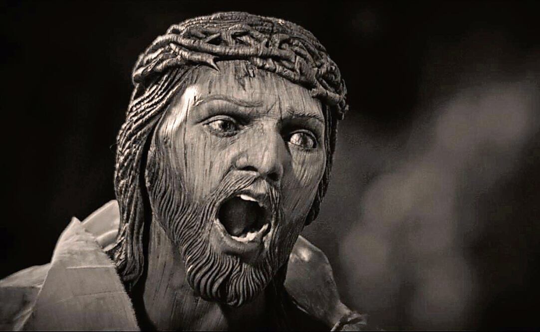 David Méndez tuvo que hacer movimientos robotizados para simular el material en que está hecho el Cristo en este cortometraje, rodado en una iglesia ubicada en la alcaldía Tláhuac. Foto: Marco Muñoz