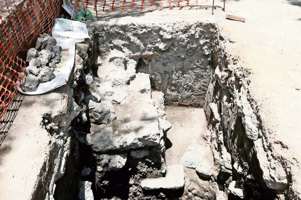 La estructura encontrada fue construida con piedras de basalto y tezontle y conserva un piso estucado en buen estado (FOTOS: VALENTE ROSAS. EL UNIVERSAL)
