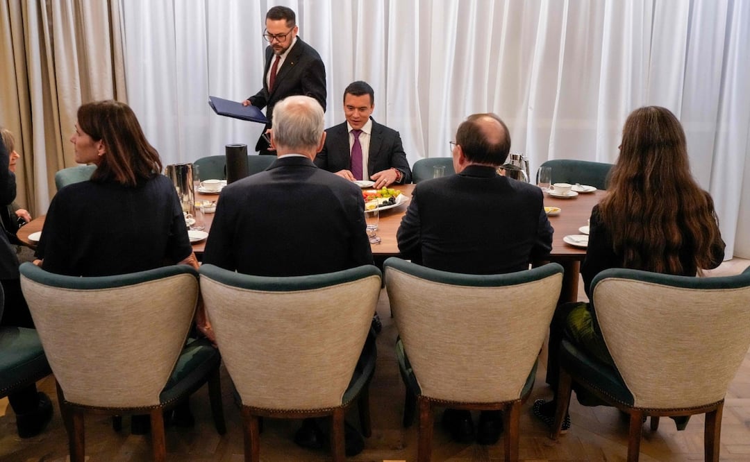 El primer ministro de Noruega, Jonas Gahr Store (segundo por la izquierda), y el presidente de Ecuador, Daniel Noboa (centro), se han sentado para mantener conversaciones en el Grand Hotel de Oslo, Noruega, el 10 de diciembre de 2025. El presidente de Ecuador se encuentra en Noruega con motivo de la entrega del Premio Nobel de la Paz. Foto: AFP