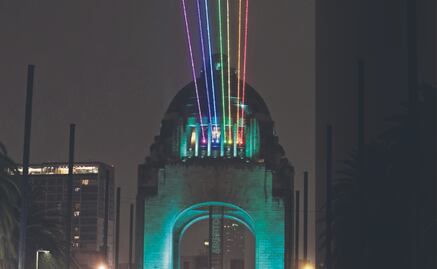 Proyectan colores del arcoíris desde Revolución al Zócalo