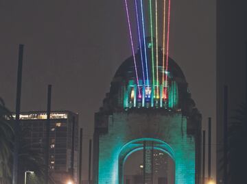 Proyectan colores del arcoíris desde Revolución al Zócalo
