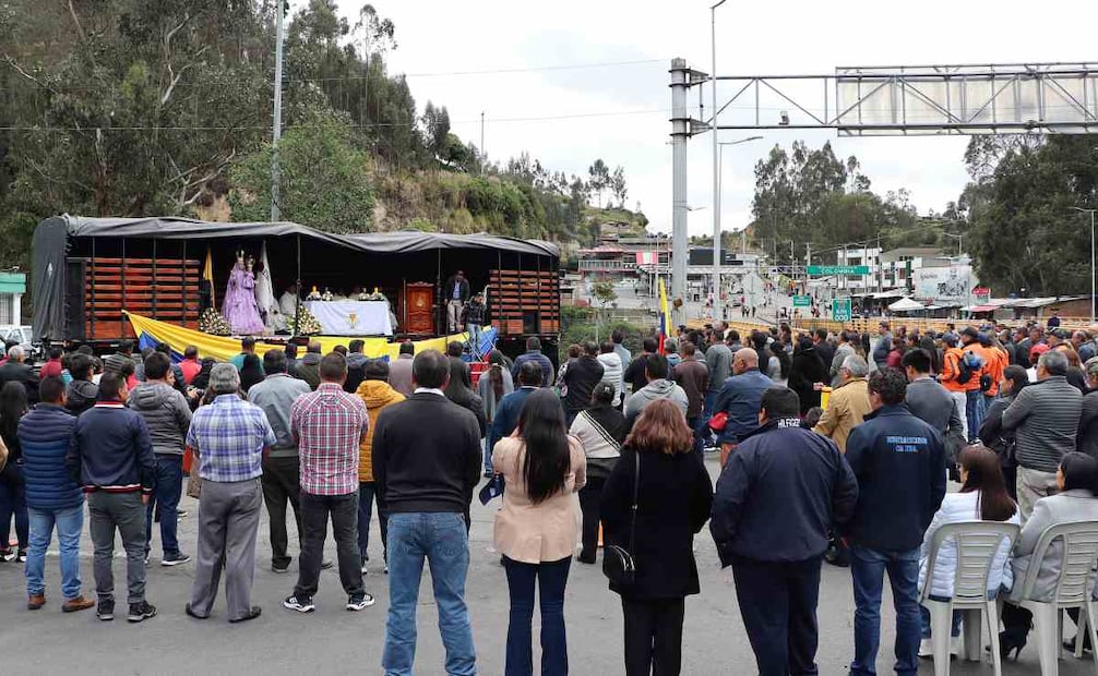 Personas participan en una misa binacional este miércoles, en el puente internacional de Rumichaca (Ecuador). (25/03/26) Foto: EFE