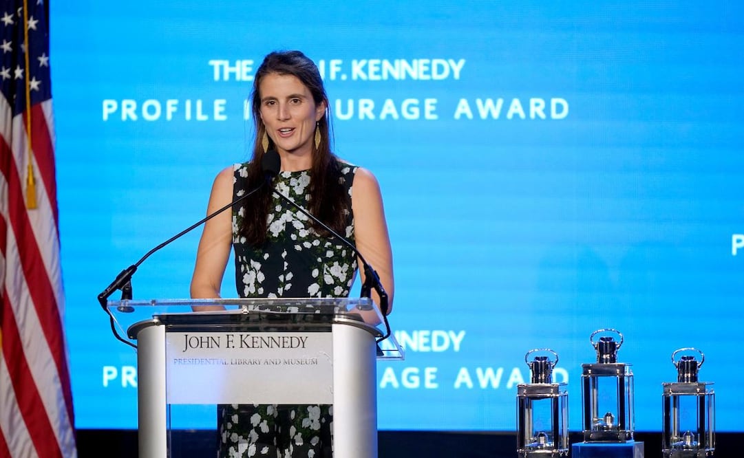 Tatiana Schlossberg, hija de Caroline Kennedy, embajadora de Estados Unidos en Australia, se dirige al público durante la ceremonia del Premio Perfil de Coraje John F. Kennedy, el domingo 29 de octubre de 2023, en la Biblioteca y Museo Presidencial John F. Kennedy, en Boston. Foto: AP