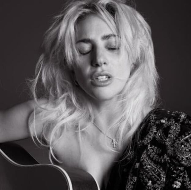 Lady Gaga destapa parte de su seno en portada de revista