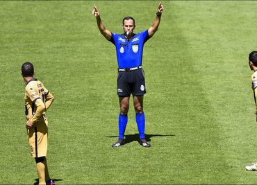 Escándalo en el Toluca vs Pumas por gol anulado a Vigón