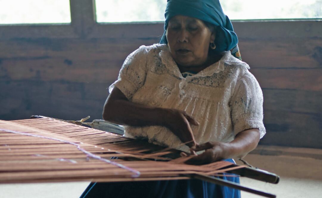 El trabajo físico para hacer un buen textil es mucho, por lo que la artesana celebra que ahora se paguen precios más justos. Foto: Secretaría de Cultura